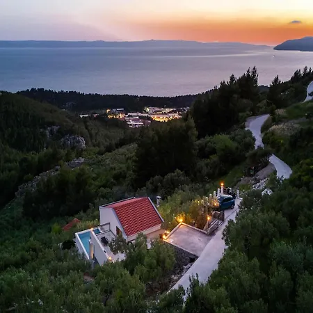 Villa In With Infinity Pool & Views