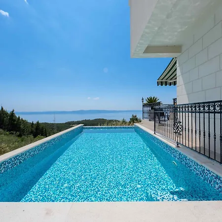 In With Infinity Pool & Views Makarská