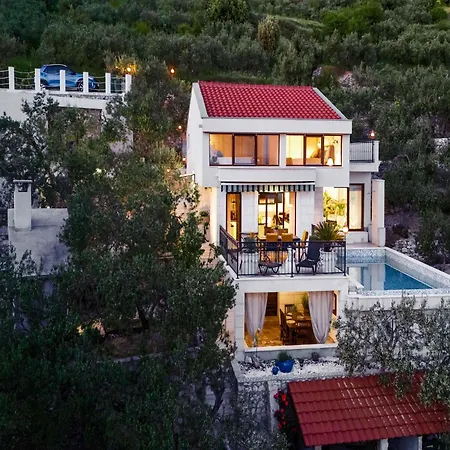 In With Infinity Pool & Views Vila